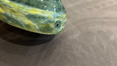 Een polychrome Delftse meloenvormige dekselterrine op bladvormige onderschotel, 18e eeuw — foto 8