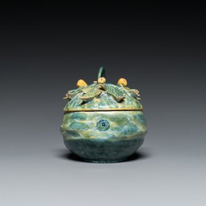 Een polychrome Delftse meloenvormige dekselterrine op bladvormige onderschotel, 18e eeuw — foto 5