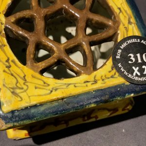 Een polychrome Delftse miniatuur stoof met test, 18e eeuw — foto 16