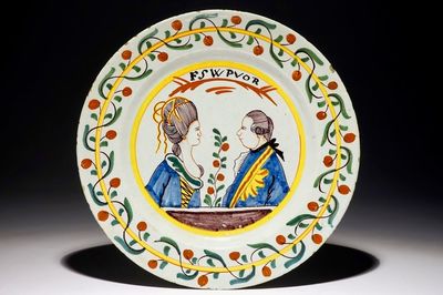 Een polychrome Delftse oranjeschotel met vorstelijk portret, 18e eeuw