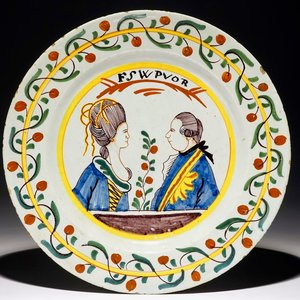 Een polychrome Delftse oranjeschotel met vorstelijk portret, 18e eeuw — foto 1