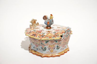 Een polychrome Delftse petit feu botervloot met deksel met een haantje, 18e eeuw