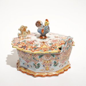 Een polychrome Delftse petit feu botervloot met deksel met een haantje, 18e eeuw — foto 1