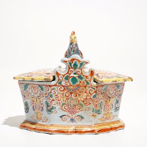 Een polychrome Delftse petit feu botervloot met deksel met een haantje, 18e eeuw — foto 3