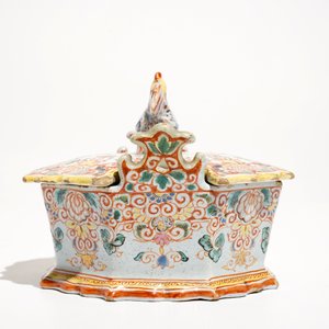 Een polychrome Delftse petit feu botervloot met deksel met een haantje, 18e eeuw — foto 5
