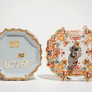 Een polychrome Delftse petit feu botervloot met deksel met een haantje, 18e eeuw — foto 7