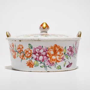 Een polychrome Delftse petit feu botervloot met floraal decor, 18e eeuw — foto 2