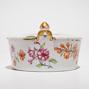 Een polychrome Delftse petit feu botervloot met floraal decor, 18e eeuw — foto 5