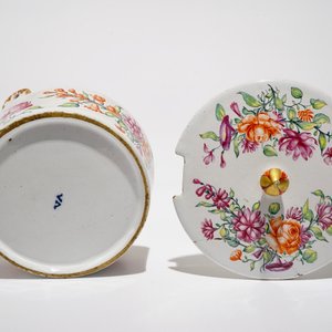 Een polychrome Delftse petit feu botervloot met floraal decor, 18e eeuw — foto 7