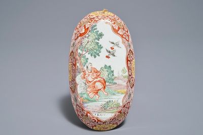Een polychrome Delftse petit feu en doré borstelrug, 18e eeuw