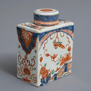 Een polychrome Delftse petit feu en doré theebus, 18e eeuw — foto 1