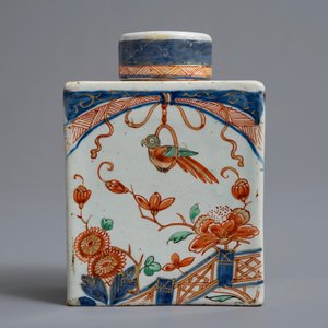 Een polychrome Delftse petit feu en doré theebus, 18e eeuw — foto 2