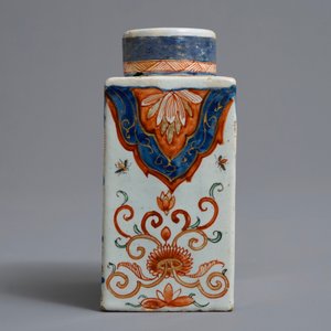 Een polychrome Delftse petit feu en doré theebus, 18e eeuw — foto 3