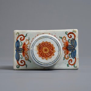 Een polychrome Delftse petit feu en doré theebus, 18e eeuw — foto 6