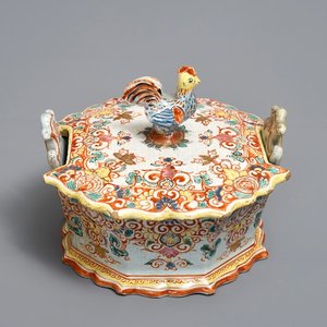 Een polychrome Delftse petit feu en vergulde botervloot met een haantje, 1e helft 18e eeuw — foto 1