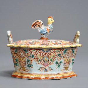 Een polychrome Delftse petit feu en vergulde botervloot met een haantje, 1e helft 18e eeuw — foto 2