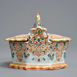 Een polychrome Delftse petit feu en vergulde botervloot met een haantje, 1e helft 18e eeuw — foto 5