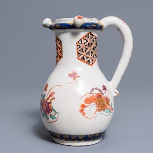 Een polychrome Delftse petit feu en vergulde puzzelkan met insecten en bloemen, 1e helft 18e eeuw — foto 1