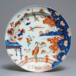 Een polychrome Delftse petit feu en vergulde schotel met chinoiserie decor, 1e helft 18e eeuw — foto 1