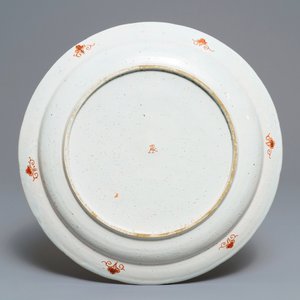 Een polychrome Delftse petit feu en vergulde schotel met chinoiserie decor, 1e helft 18e eeuw — foto 2