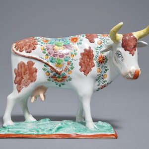 Een polychrome Delftse petit feu koe op basis, 18e eeuw — foto 1