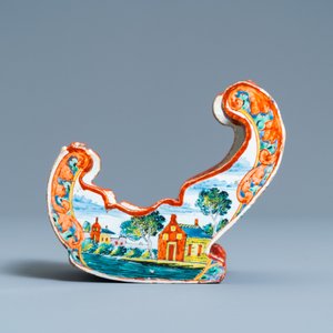 Een polychrome Delftse petit feu pijpenhouder in de vorm van een slee, 18e eeuw — foto 2