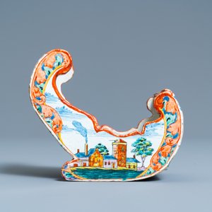 Een polychrome Delftse petit feu pijpenhouder in de vorm van een slee, 18e eeuw — foto 4