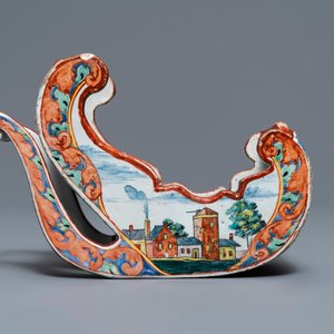 Een polychrome Delftse petit feu pijpenhouder in de vorm van een sleetje, 18e eeuw — foto 2