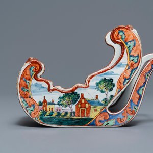 Een polychrome Delftse petit feu pijpenhouder in de vorm van een sleetje, 18e eeuw — foto 3