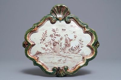 Een polychrome Delftse plaquette in mangaan en groen, 18e eeuw