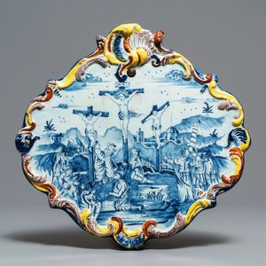 Een polychrome Delftse plaquette met 'De Kruisiging', 18e eeuw — foto 1