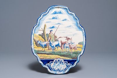 Een polychrome Delftse plaquette met een herderin, 19e eeuw