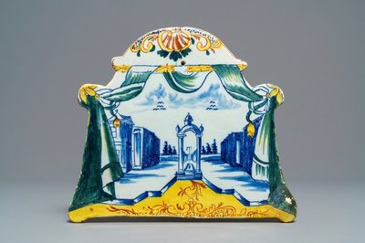 Een polychrome Delftse plaquette met een landschap in draperieën, 18e eeuw