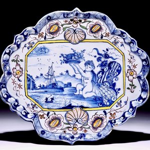 Een polychrome Delftse plaquette met een putto met fruitmand, 18e eeuw — foto 1