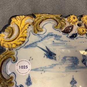 Een polychrome Delftse plaquette met een valkenjacht op reigers, 18e eeuw — foto 3