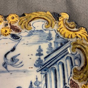 Een polychrome Delftse plaquette met een valkenjacht op reigers, 18e eeuw — foto 4