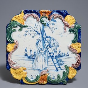 Een polychrome Delftse plaquette met kersenplukkers, 18e eeuw — foto 1
