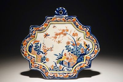 Een polychrome Delftse plaquette met vogels en insecten bij bloesems, 18e eeuw
