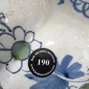 Een polychrome Delftse plooischotel met het wapen van Oranje Nassau, 2e helft 17e eeuw — foto 3