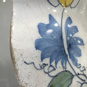 Een polychrome Delftse plooischotel met het wapen van Oranje Nassau, 2e helft 17e eeuw — foto 4