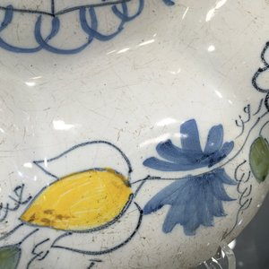Een polychrome Delftse plooischotel met het wapen van Oranje Nassau, 2e helft 17e eeuw — foto 5