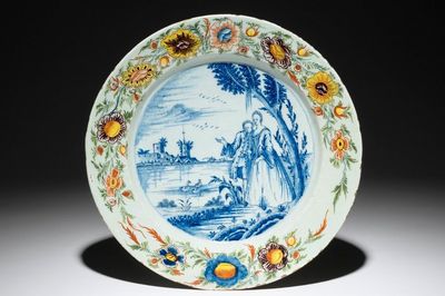 Een polychrome Delftse schotel in gemengde techniek met een galante scène, 18e eeuw