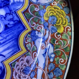 Een polychrome Delftse schotel in gemengde techniek met romantisch decor, 18e eeuw — foto 11