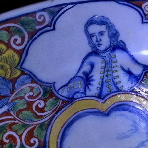Een polychrome Delftse schotel in gemengde techniek met romantisch decor, 18e eeuw — foto 13
