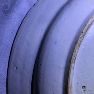 Een polychrome Delftse schotel in gemengde techniek met romantisch decor, 18e eeuw — foto 17
