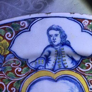 Een polychrome Delftse schotel in gemengde techniek met romantisch decor, 18e eeuw — foto 7