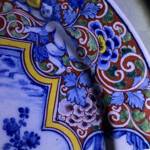 Een polychrome Delftse schotel in gemengde techniek met romantisch decor, 18e eeuw — foto 9
