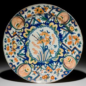Een polychrome Delftse schotel met bliksem decor, 2e helft 17e eeuw — foto 1