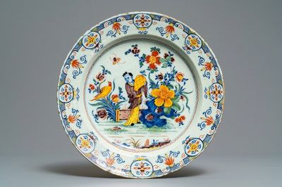 Een polychrome Delftse schotel met chinoiserie decor, vroeg 18e eeuw