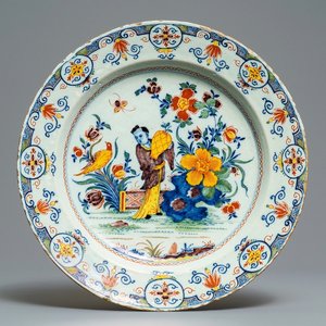 Een polychrome Delftse schotel met chinoiserie decor, vroeg 18e eeuw — foto 1